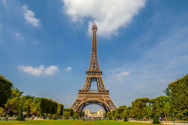 La tour Eiffel à Paris sous un ciel bleu